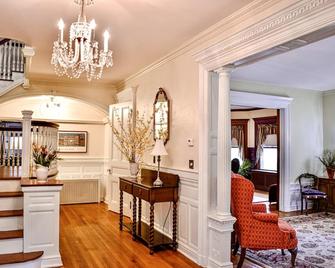 Easy access elegance, minutes from 95, colleges, Gillette and Providence. - Pawtucket - Lobby