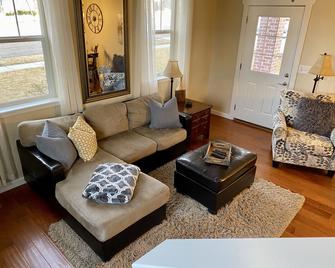 Charming Home Near Brian Head/Shakespeare/Suu/Walk To Quaint Downtown/Bryce/Zion - Cedar City - Living room