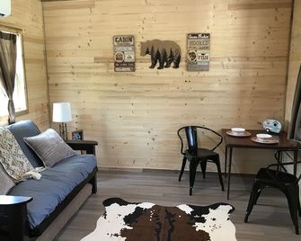 Meadowlark Cabin - Virgil - Living room