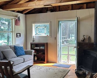 Serene cabin in Lac du Flambeau - Lac du Flambeau - Living room