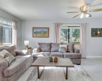 Eagar Vacation Rental Home with Spacious Deck! - Springerville - Obývací pokoj