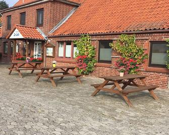 Gästehaus Zur Linde - Otterndorf - Innenhof