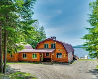 Pittsburg Lake House w/ Magalloway Mountain Views! - Pittsburg - Edificio