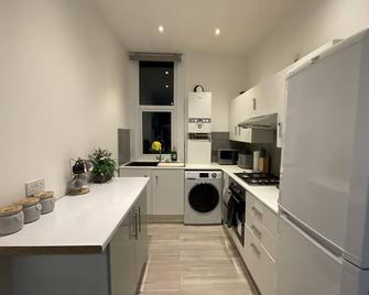 Modern Sea View Apartment - Margate - Kitchen