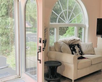 Lambton Shores Beach House - Lambton Shores - Living room