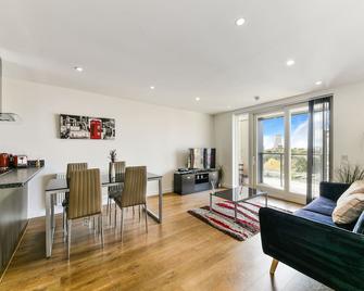 Stunning 2-Bed Apartment in London - London - Living room