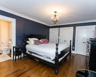 Summer Rental: 4 Car Garage 1/4 mile to town of Fairfeild Center - Fairfield - Bedroom