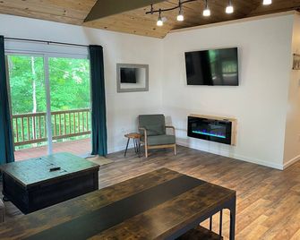 Cliffside Hideaway-New custom cabin, 3 boat ramps, walk to 5 restaurants/bars - Somerset - Living room