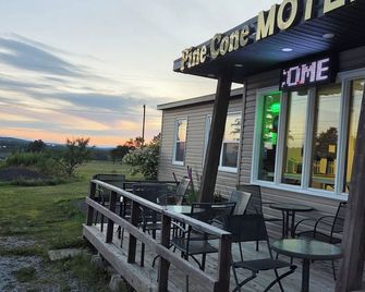Pinecone Motel - Sussex Corner