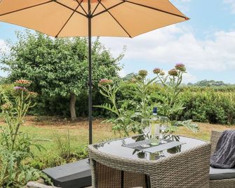 เดอะ เวสต์ วิง - Devizes - ลาน