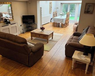 Large 2-Bed House Derbyshire off Chatsworth rd - Chesterfield - Sala de estar
