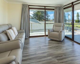 Oxley 5 - Tuncurry - Living room