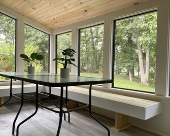 Something About Sara: 4BR Lake House on Lake Sara - Effingham - Dining room