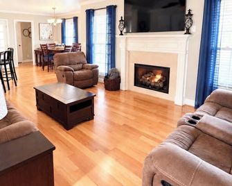Three bedroom house in Oxford just minutes from Choccolocco Park and Talladega - Oxford - Σαλόνι