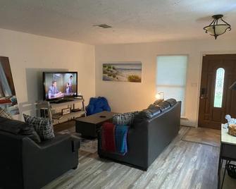 Bayou Cottage: Quaint 4 Bed House Near Nasa/Kemah - League City - Huiskamer