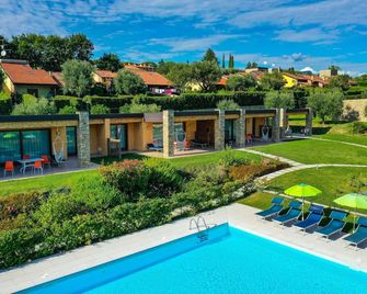 Relais Rosa Dei Venti: Superior Navy 2 Bedroom Apartment, 2 Pools, Lake View - Moniga del Garda - Pool