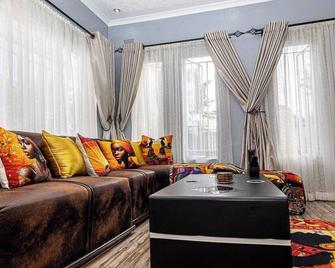 2bed-4guests-Garden-Nearcentre&attractions - Harare - Living room
