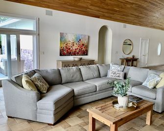 Stunning Keuka Lake House! Kayak, SUP, fish, swim, campfires - Penn Yan - Wohnzimmer