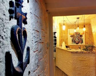 L'Auberge Camarguaise - Saintes-Maries-de-la-Mer - Front desk