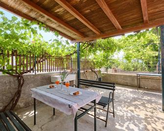 Nice Apartment In Stivan - Martinšćica - Innenhof