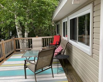 Picturesque Cottage w/ hot tub on Trout Lake - North Bay - Balcony