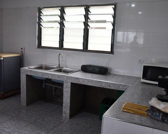 Raffin Royal Lodge - Akosombo - Kitchen