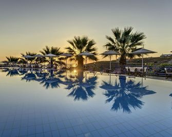 Sunrise Beach Suites - Azolimnos - Piscina