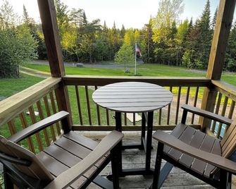 Escape to the Woods! Farmhouse on 10 acres -Great Wifi, Big Kitchen. BOOK IT! - Saint Regis Falls - Balcony