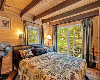 Pocono Chalet with AC, Heating, Fireplace, Firepit, Wi-Fi, Griddle grill, Deck - Pocono Pines - Chambre