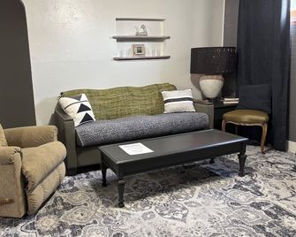 Cozy European Cafe Style Downstairs Full Apt. - 1 Block To Uw - No Smkg, No Pets - Laramie - Living room
