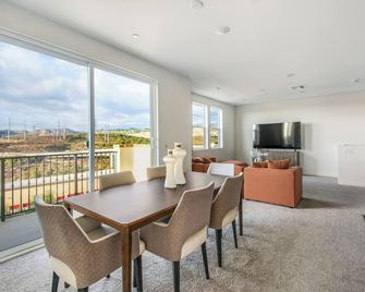 NewBuild cozy 3-bedroom condo in charming Mission Viejo - Mission Viejo - Dining room