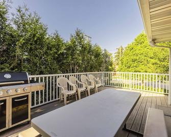 Charming house with sauna, jetted tub, and pool table. Cozy open floor plan. - Great Falls - Balcony
