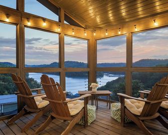 Captain's Quarters - Smithville - Balcony