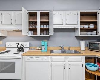 Wood Inn 2 Comfy 2bd Close To Dt Peoria - East Peoria - Kitchen