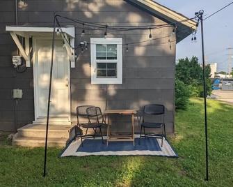 The Bluebird: Modern 1 Bed, Large Peaceful Yard - Joplin - Patio