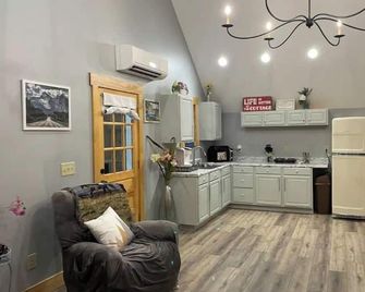 Arya’s cottage and jacuzzi - Greensboro - Kitchen
