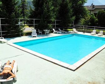 Dujany - Ayas - Havuz