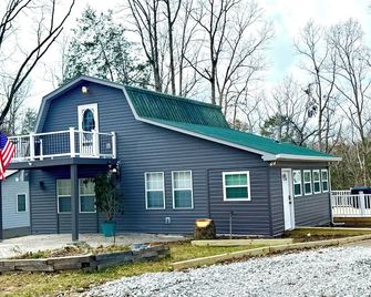 Relax with family and friends in this peaceful cabin right off the boat ramp! - Somerset - Building