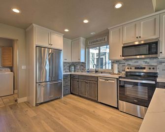 Picturesque Farmhouse on Working Almond Ranch - Oakdale - Kitchen