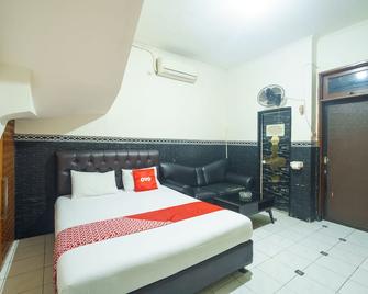 OYO 93132 Modom Homestay - Yakarta - Habitación
