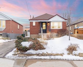 2 Bedroom East-York bungalow - Toronto - Building