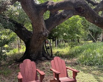 Bungalow Oaks - Steps from Historical Main Street - Salado - Terasa