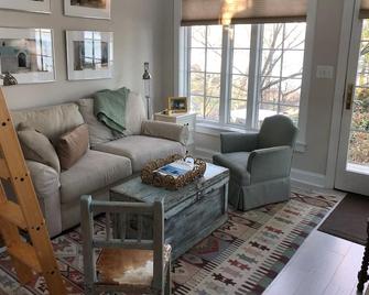 Elegant waterfront cottage and guest house, garden setting, clubhouse and beach - Annapolis - Living room