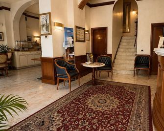 Hotel Posta - Cecina - Lobby