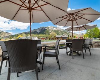 Cobblestone Hotel & Suites - Alpine - Alpine - Patio