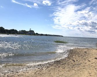 Charming, Family Friendly home. Walk to playground, grocery, restaurants.,beach. - Bourne - Beach