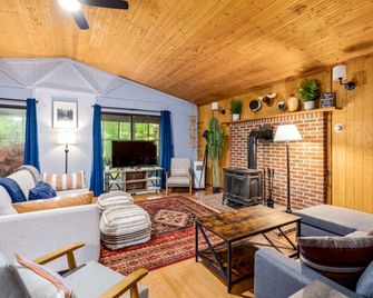 River Cabin w Hot Tub, Screened Porch & Fire Pit - Great Cacapon - Living room