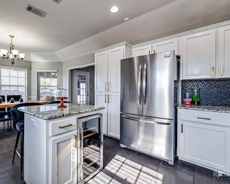 Stylish corner home with cozy interiors, a private bar, and inviting charm - San Angelo - Küche