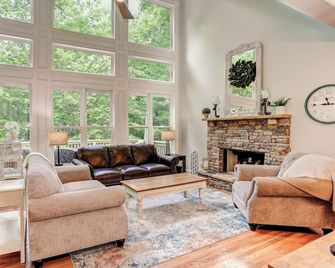 Modern Mountain Retreat, Big Canoe, Views, Hot Tub, Game Room, Pet friendly - Jasper - Sala de estar
