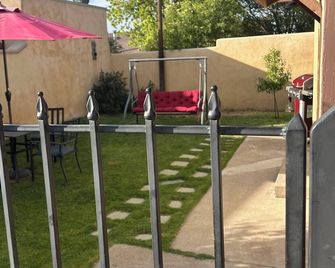 Historical cottage located in the heart of downtown (pet friendly) - Silver City - Innenhof